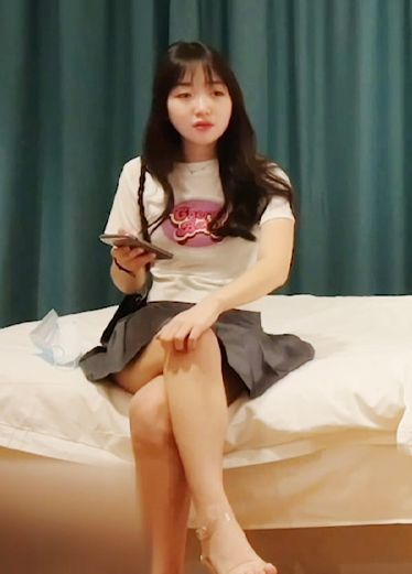 约炮清纯大一新生，后入翘臀大力抽插，这白嫩肉感挺有滋味